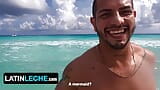 Antuan si sta godendo il mare blu sotto il caldo sole di Cancun mentre il cameraman lo filma - latinleche snapshot 2