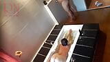 Regarde. voyeur. Une femme au foyer se lave sous la douche avec du savon, se rase la chatte dans le bain. 1 3 snapshot 1