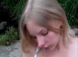 Amateur Webslut masturbiert im Freien snapshot 4