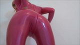 Девушка с круглой жевательной резинкой в розовом латексе snapshot 1