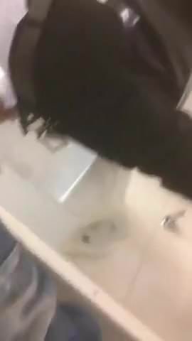 Pegando no pau do cara no banheiro
