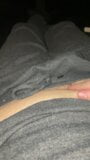 Trans -man speelt met clitoris in grijze joggingbroek snapshot 2