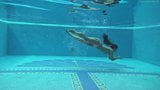 Sazan Cheharda auf und nacktes Unterwasser-Schwimmen snapshot 5