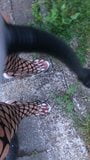 Al aire libre con tacones altos en catsuit, bomba de polla, chupones snapshot 2