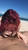Спійманий на смоктанні члена на громадському пляжі snapshot 15