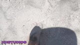 Paso hijo muestra sexy pies desnudos desnudos en la playa snapshot 15
