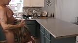 Milf con jugoso culo y grandes tetas chupa y folla polla en cocina snapshot 2