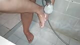 Soczysta fetysz stóp Nikita myje stopy w zabytkowej łazience snapshot 9
