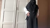 Syrská dívka v hidžábu a růžových kalhotkách ukazuje své díry snapshot 2