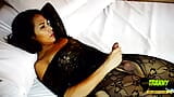 Nätt ladyboy som bär svarta underkläder bodystocking ligger i sängen och leker med sina små transflicka bröst medan hon väntar snapshot 16