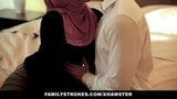 In Familystrokes reitet eine pakistanische Ehefrau Schwanz im Hijab snapshot 10