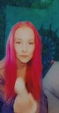 Sexy zierliches Mädchen mit rosa Haaren snapshot 4