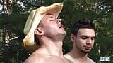 TWINKPOP - 筋肉質の男性が牧場に集まり、真昼間にワイルドな乱交パーティーを繰り広げる snapshot 20