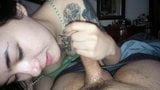 Tattoo Schlampe inhaliert Schwanz schlampig snapshot 5