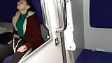 Uno sconosciuto e un compagno di viaggio ed io sborrando in un compartimento treno - Lesbian-candys snapshot 10