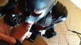 Laura xxx in calze a rete e stivali con zeppa fa un pompino snapshot 10