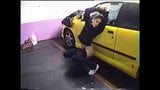 Ragazza striscia di parcheggio e gioca snapshot 9