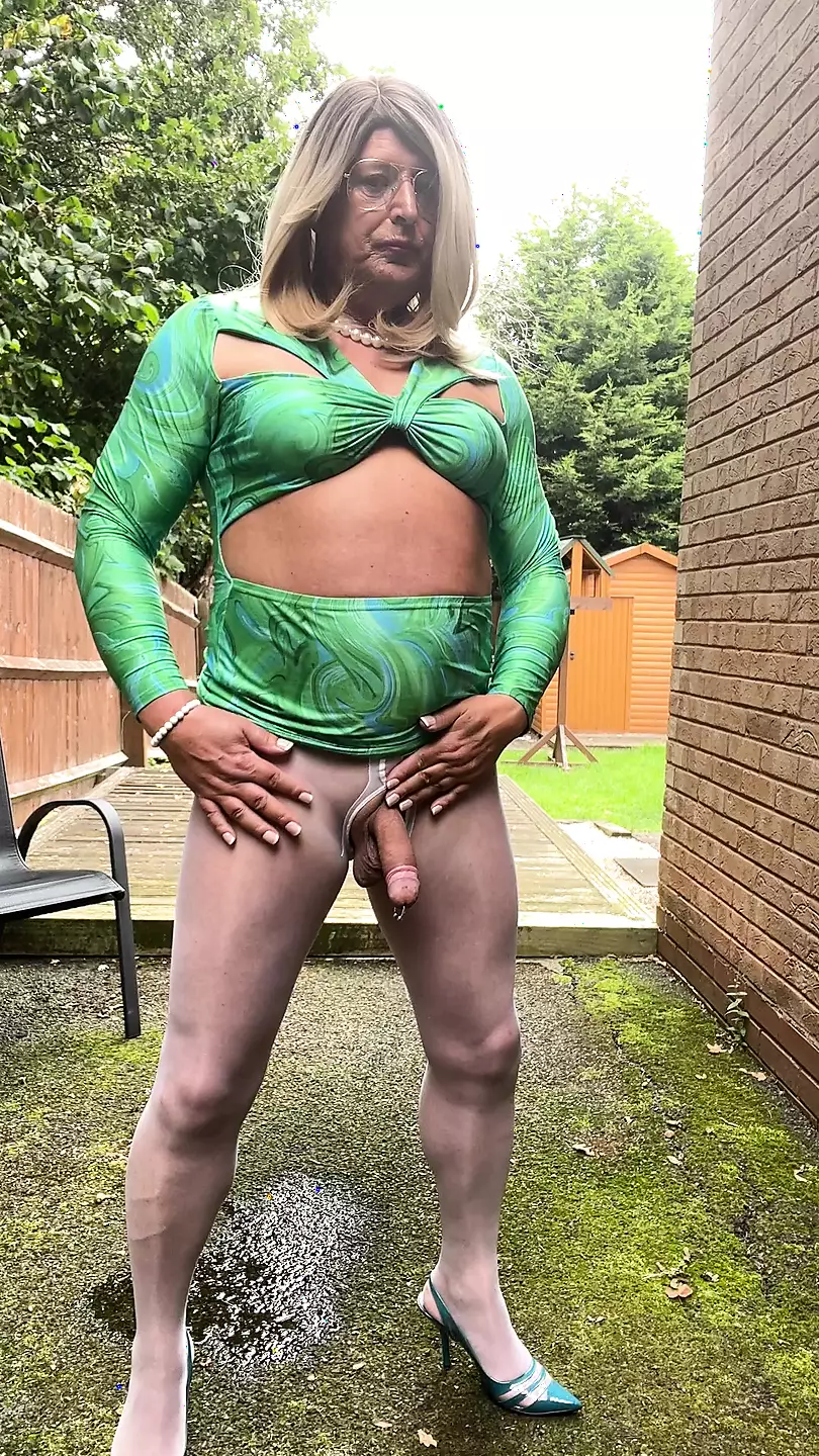 アマチュア女装者Kellycd2022セクシーな熟女が小さな白いパンティーでおしっこをし、白いパンストで屋外で自慰行為をする