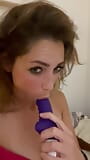 Elle joue avec son sex toys snapshot 1