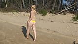Bikini blanco-amarillo-rojo y azul en la playa snapshot 8