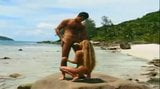 Loira metendo e chupando seu homem na praia snapshot 17