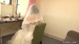 La brune Emi Koizumi se fait baiser sur une robe de mariée non censurée. snapshot 2