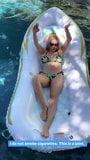 Chelsea Handler im Bikini im Pool snapshot 3