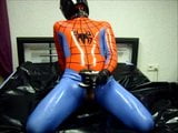 Latex-Spiderman wichsen snapshot 15