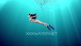 Hete brunette slet Candy zwemt onder water snapshot 1