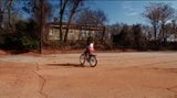 Pequeña en bicicleta snapshot 1