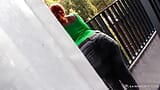 BBW strippt auf dem Balkon eines Hotels snapshot 1