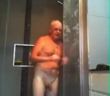 Bunicul face duș snapshot 1