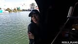 ¡Una italiana con un cuerpo atlético engaña a su novio y es follada públicamente en un barco por 2 extraños! snapshot 7