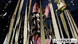 Leya Falcon berbogel di Kelab Jalur Diliputi Emas snapshot 2