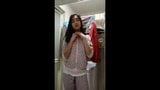 Ze is een heel schattige ladyboy in pijama's die naakt gaat snapshot 1