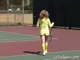 La pequeña y linda April juega solo al aire libre y con los dedos snapshot 2