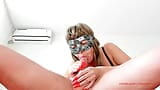 Milf belle-mère fellation ongles longs extraction de sperme énorme bite femdom asmr fétiche . Mamie cougar traite la bite bdsm fétiche tabou snapshot 5