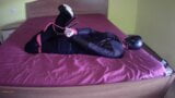 Laura on Heels amateur 2021. Attachée sur un lit d'hôtel sur une tenue sexy, une gorge profonde et du sperme dans la bouche snapshot 1