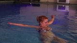 Gadis Belgia pemalu mengambil wajah di tepi kolam renang snapshot 4