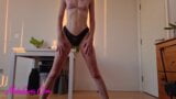 Facendo yoga in reggiseno e mutandine snapshot 4