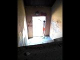 Marcher dans un bâtiment abandonné snapshot 3