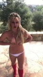 Britney sexy - coberta em topless, peitos apertados snapshot 3