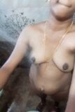 Swetha - tamil esposa desnuda bañándose snapshot 1