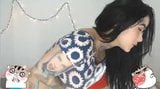 Ragazza tatuata gioca in webcam snapshot 1