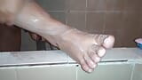 Soczysta fetysz stóp Nikita myje stopy w zabytkowej łazience snapshot 8