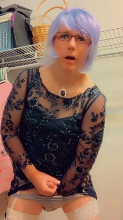 Pantyluvn sissy tengerészkék flitteres ruhában és szemüvegben élvez