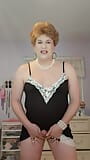 Gouden meid Vicki is een hebzuchtige oma-tranny snapshot 8