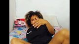 Menina fofa de cabelos cacheados com peitos grandes abre buceta e bunda snapshot 3