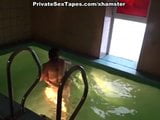 Sexo con novia super caliente en la piscina snapshot 1