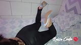 Raissa trabajando con el pie en tacones altos azules snapshot 1